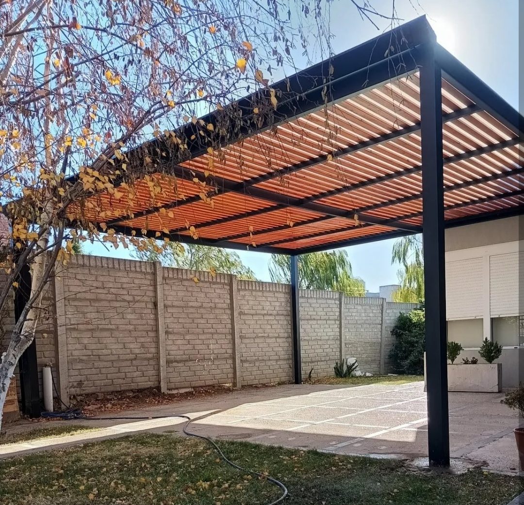 Pérgola metálica tipo cochera en jardín