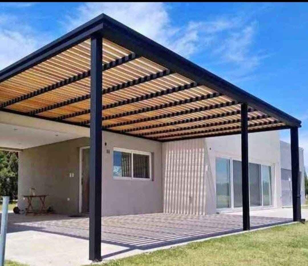 Pérgola metálica con techo de madera en quincho